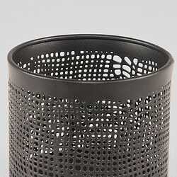 Metaal prullenbak met perforaties voor kantoor of huis, zwart design.