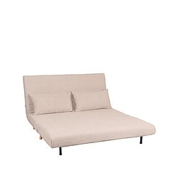Zachte beige bank met lage poten en kussens voor comfortabel zitten, perfect voor moderne interieurs.