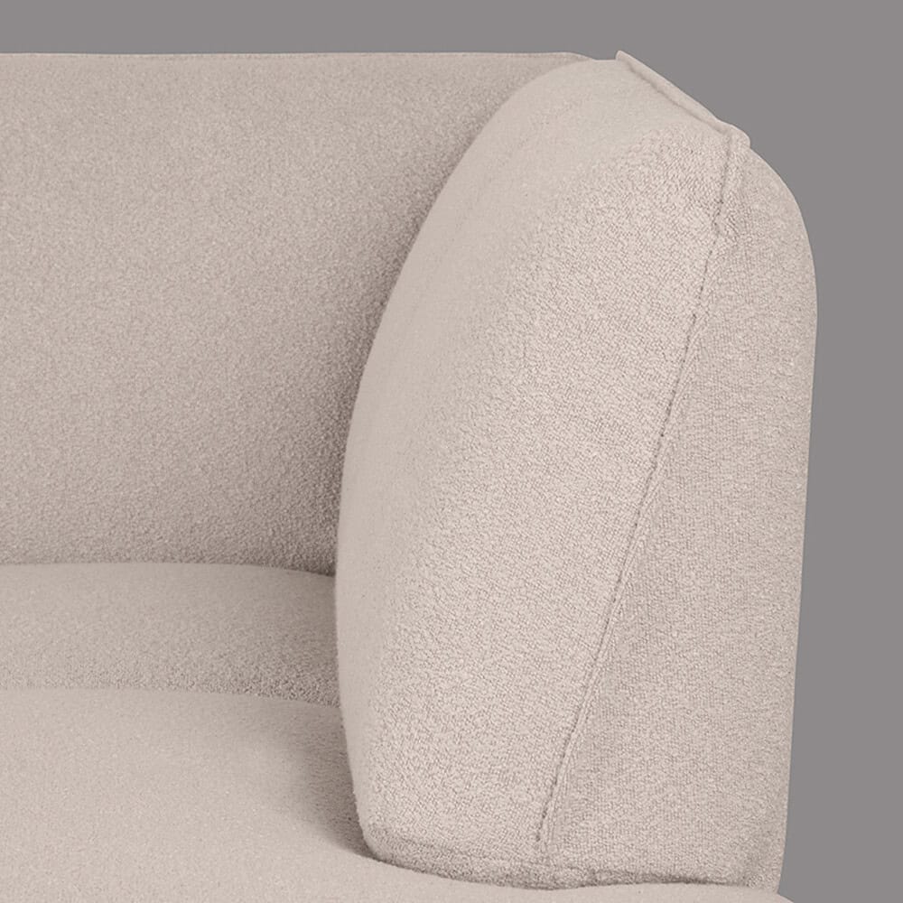 Zacht beige stoffen fauteuil met moderne, comfortabele uitstraling, perfect voor woonkamer of zithoek. Onderdeel van Mokana Meubelen collectie, ideaal voor een warme, uitnodigende uitstraling.