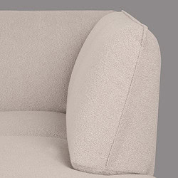 Zacht beige stoffen fauteuil met moderne, comfortabele uitstraling, perfect voor woonkamer of zithoek. Onderdeel van Mokana Meubelen collectie, ideaal voor een warme, uitnodigende uitstraling.