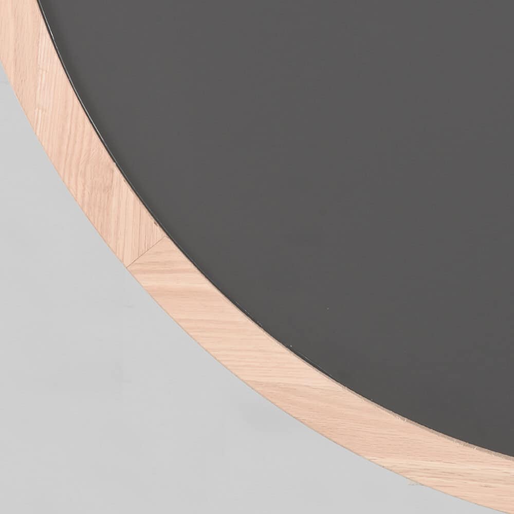 Houten en zwarte salontafel met strakke ronde vormen, Scandinavisch design, gemaakt door Mokana Meubelen. Perfect voor moderne thuiskamers en gezellige zitruimtes.