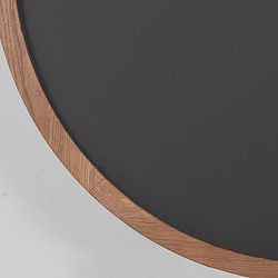 Minimalistisch houten bijzettafel met zwart metalen blad, modern design, perfect voor woonkamer of kantoor. custom made meubels van hoge kwaliteit.