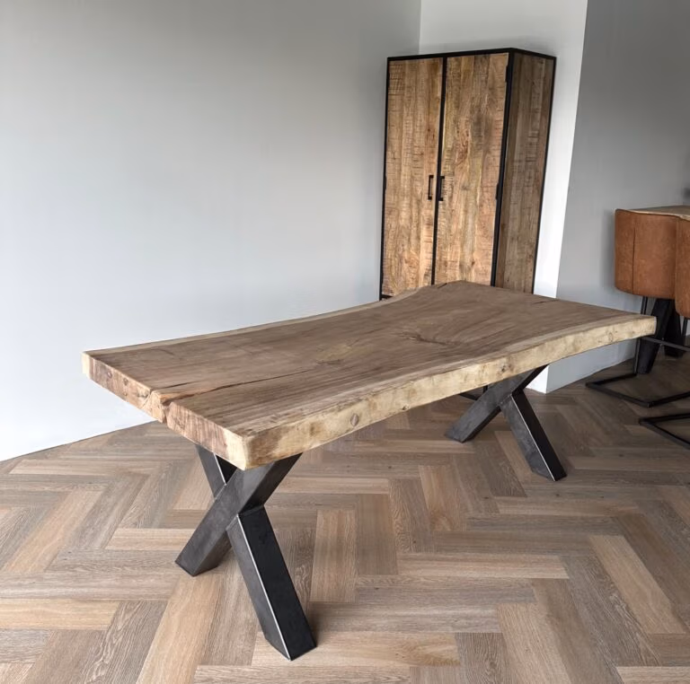 Robuust bureau gemaakt van massief suarhout met stalen poten bij Mokana Enschede