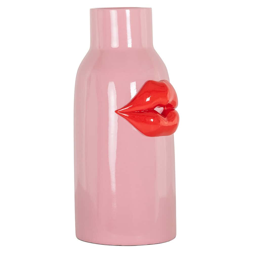Lichtroze vaas met opvallende 3D rode lippen decoratie, perfect voor een trendy interieur en scherp geprijsde Mokana meubelen.
