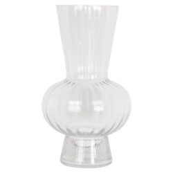 Strakke glazen vaas met ribbels, ideaal voor moderne interieurdecoratie en bloemenpresentaties.