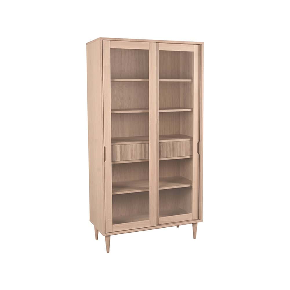 Elegante houten vitrine met schuifdeuren en boekenplanken, ideaal voor modern interieur en opbergoplossingen, verkrijgbaar bij Mokana Meubelen.