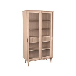Elegante houten vitrine met schuifdeuren en boekenplanken, ideaal voor modern interieur en opbergoplossingen, verkrijgbaar bij Mokana Meubelen.