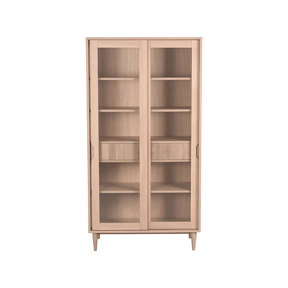 Elegante houten vitrinekast met glazen schuifdeuren, ideaal voor het tentoonstellen van servies en decoraties, perfect voor moderne en landelijke interieurstijlen.