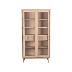 Elegante houten vitrinekast met glazen schuifdeuren, ideaal voor het tentoonstellen van servies en decoraties, perfect voor moderne en landelijke interieurstijlen.