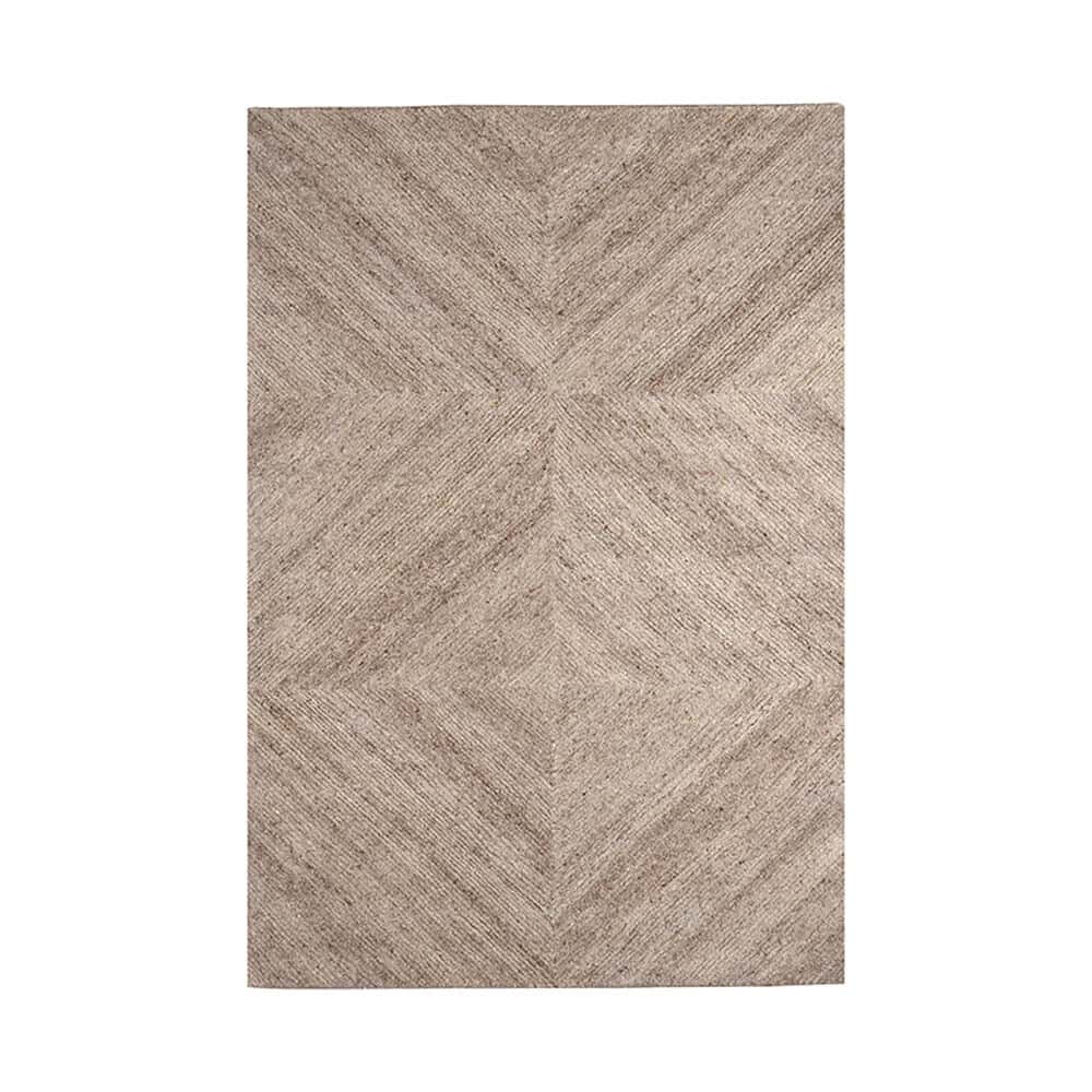 Warm, beige tapijt met een subtiel chevron patroon, perfect voor een stijlvolle en gezellige woonkamer of slaapkamer. Gemaakt van hoogwaardige materialen voor comfort en duurzaamheid.