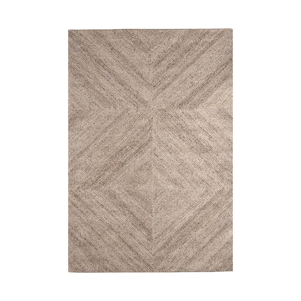 Warm, beige tapijt met een subtiel chevron patroon, perfect voor een stijlvolle en gezellige woonkamer of slaapkamer. Gemaakt van hoogwaardige materialen voor comfort en duurzaamheid.