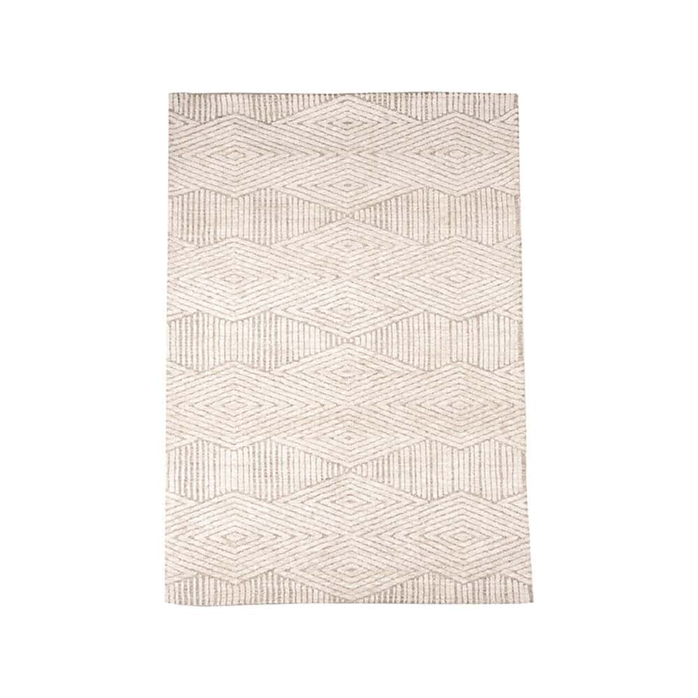 Delicate beige en witte geometrische tapijt met moderne tribal patroon, ideaal voor een stijlvolle woonkamer of slaapkamer.