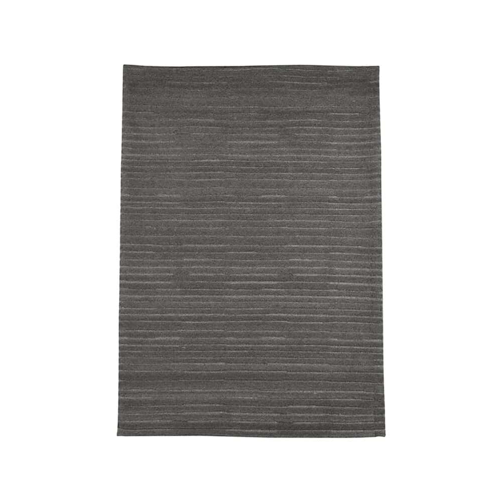 Elegante grijze tapijt met subtiele strepen, perfect voor moderne interieurs die warmte en stijl toevoegen. Duurzaam en comfortabele vloercovering voor elke woonkamer of slaapkamer.