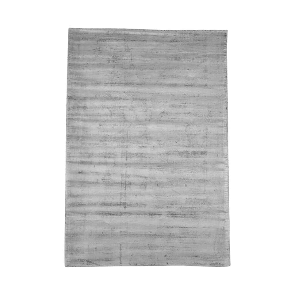 Elegant grijze tapijt met een modern, subtiel patroon, perfect voor een stijlvolle woonkamer of slaapkamer. Voegt warmte en karakter toe aan elk interieur met hoogwaardige afwerking.