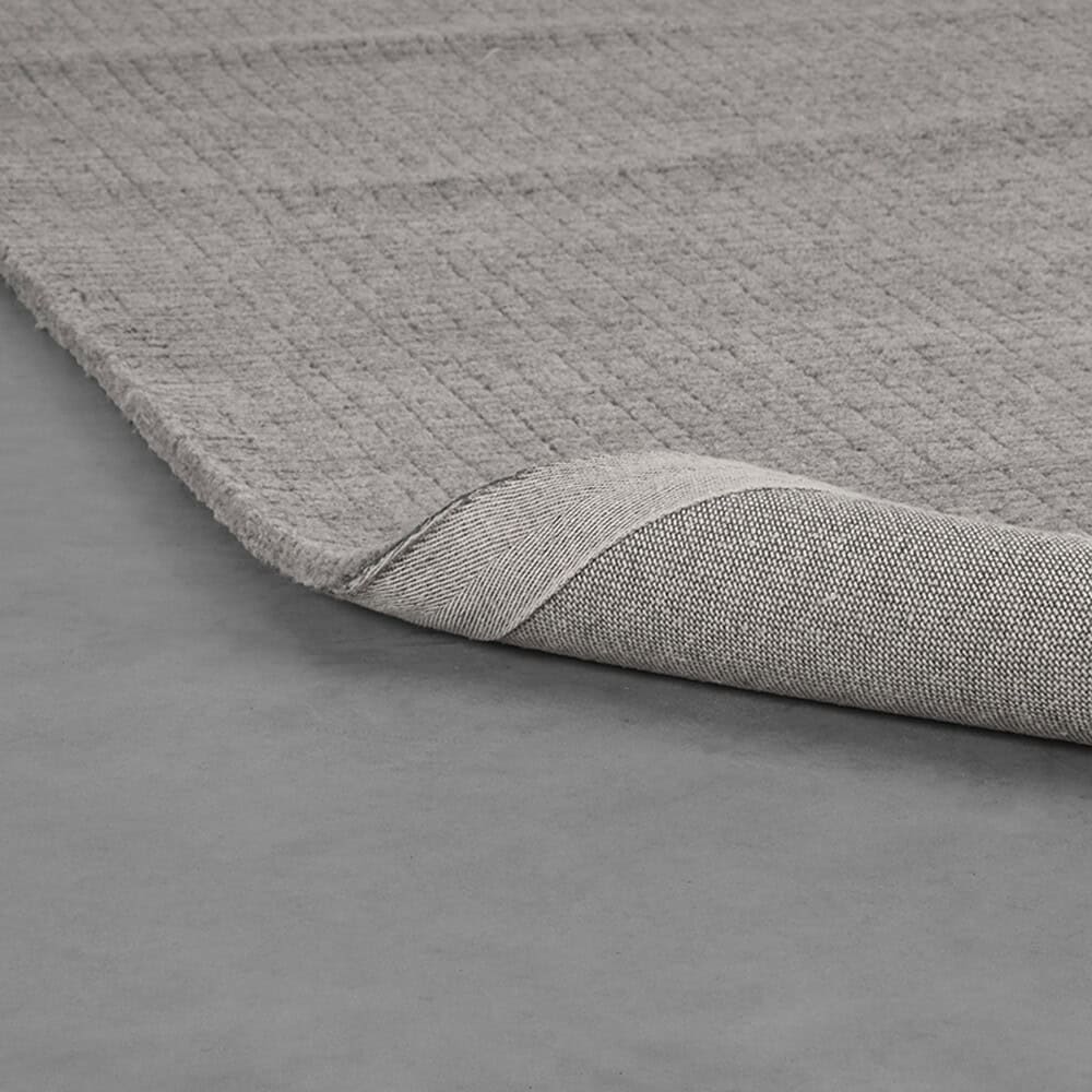 Stijlvolle luxe vloerkleed met zachte textuur en subtiele patroon, ideaal voor modern interieur en woonkamers. Mokana Meubelen biedt kwalitatieve vloerbedekkingen voor een warme uitstraling.