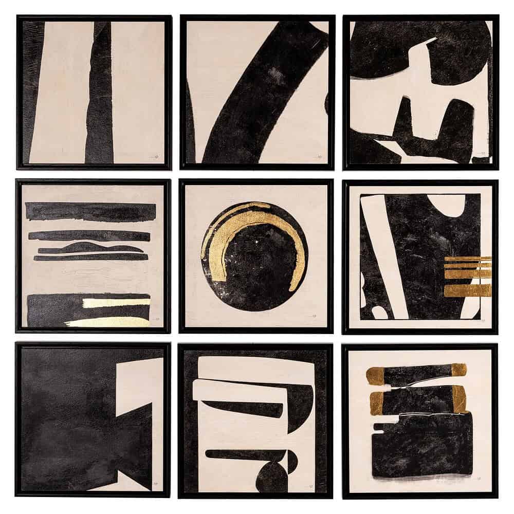 Kunst aan de muur met abstract zwart-wit en goudkleurige elementen, perfecte muurdecoratie voor modern interieur.