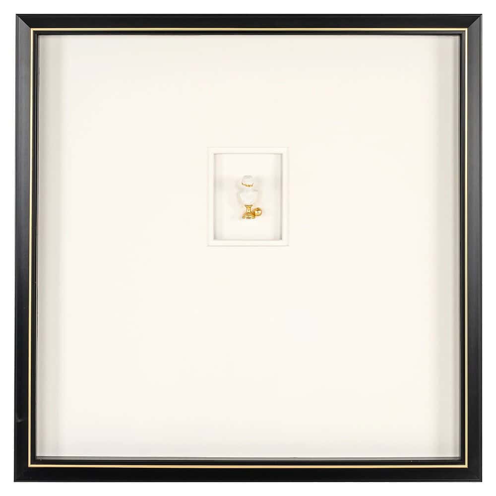 Delicaat gouden sieraden display in een luxe lijst, perfect voor luxe meubels en exclusieve decoratie.