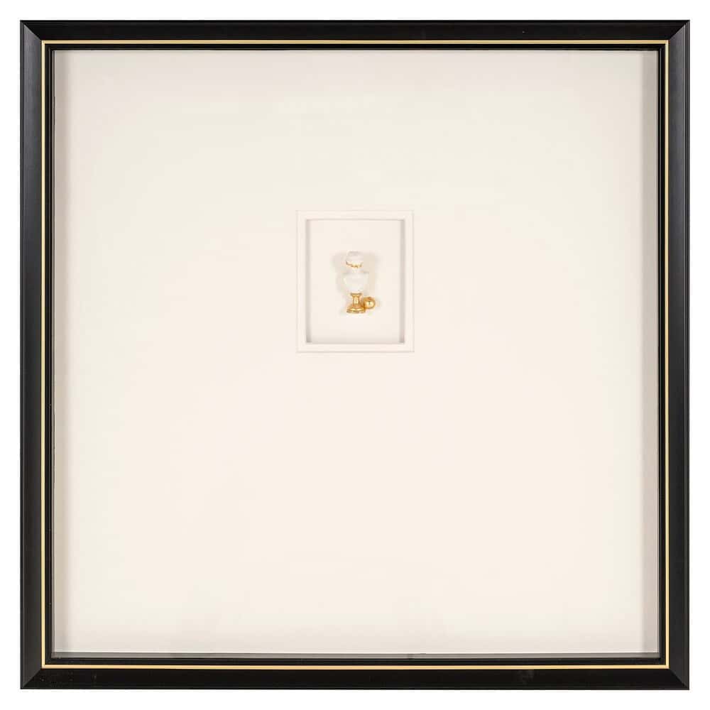 Vernieuwde foto van een Miniatuurmozaïek in een zwart en goud lijst, met een klein tafelbeeldje in het midden, perfect als kunstwerk of decoratie element.