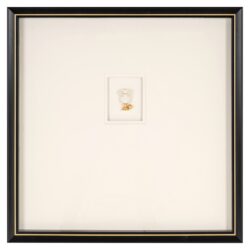 Vernieuwde foto van een Miniatuurmozaïek in een zwart en goud lijst, met een klein tafelbeeldje in het midden, perfect als kunstwerk of decoratie element.