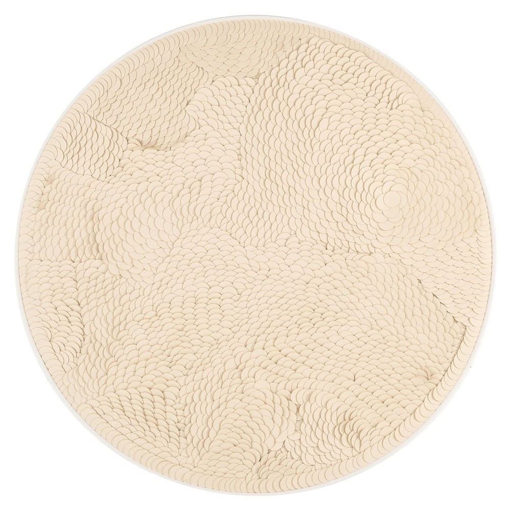Elegant ronde rattan poef met verfijnd geweven patroon, perfect als decoratief meubelstuk en extra zitplaats in huiskamers.