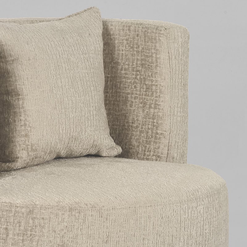 Lekker comfortabel zitbank met beige bekleding en zacht kussen, perfect voor een moderne woonkamer. Mokana Meubelen biedt stijlvolle en duurzame meubels op maat.