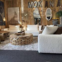 1. Luxe woonkamer met Mokana meubelen, houten tafel en designer accessoires in een warm interieur.