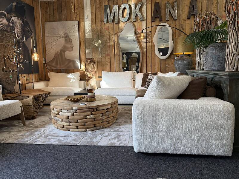 1. Luxe woonkamer met Mokana meubelen, houten tafel en designer accessoires in een warm interieur.