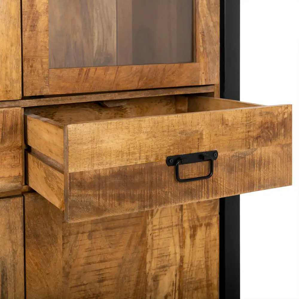 Rustieke houten lade van Mokana Meubelen met zwart metalen handgreep, perfect voor een landelijke of moderne inrichting. Geschikt voor opbergdoeleinden en voegt warm houtaccent toe aan elke ruimte.