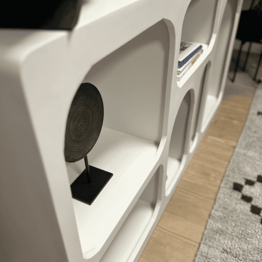 Luxe witte boekenkast met geheel op maat gemaakte vakken, modern design en praktische opbergruimte voor uw interieur.