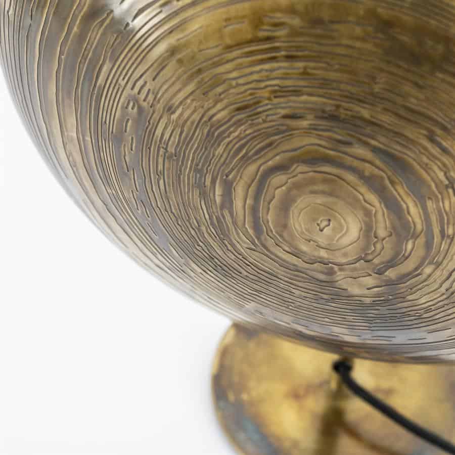 Geometric houten tafel, natuurlijke houttextuur, design meubel, houten patroon, modern interieur, houten decor, design meubelstuk, ambachtelijke houtbewerking, duurzame woondecoratie, Oostenrijkse houttechniek, stoer en elegant, luxe houtafwerking, uniek houten detail, houten kunstproject, klassieke en moderne stijl, ambachtelijk vakmanschap, op maat gemaakte houten meubelen.