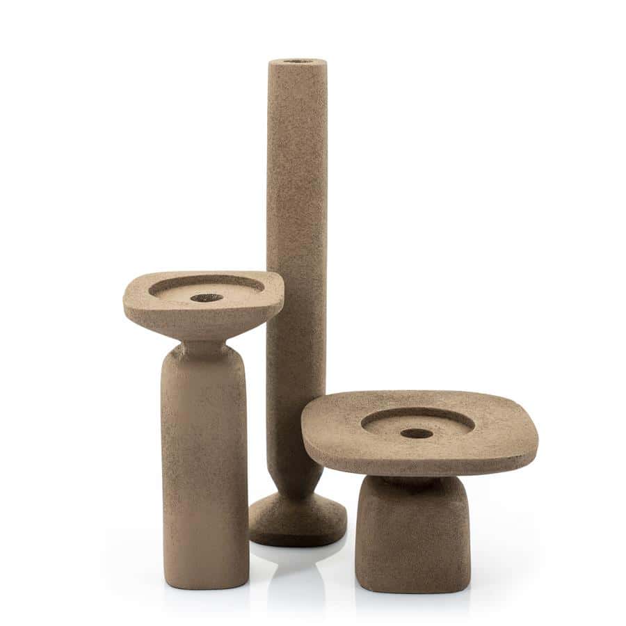 Moderne, minimalistische zandkleurige kandelaarset met unieke vormen, ideaal voor elegante woningdecoraties. Perfect voor het toevoegen van warme sfeer en stijl aan elke interieurruimte.