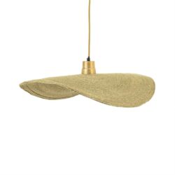 Gouden design hanglamp met uniek gebogen windlichten van geweven materiaal, modern en sfeer creëerend.