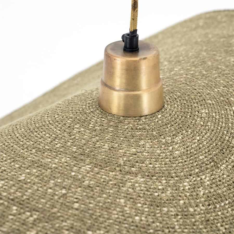 Moderne hanglamp met goudkleurige metalen kap en gedetailleerde houten afwerking, ideaal voor een stijlvolle sfeer in woonkamer of slaapkamer.