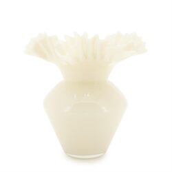 Romantische witte keramische vaas met geribbelde rand, perfect voor landelijke en elegante interieurstijlen.