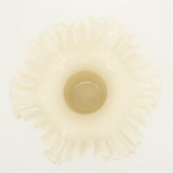 Elegant witte kunststof hanglamp met gerimpelde rand, perfect voor modern interieur en decoratie, ideaal voor woonkamer, slaapkamer of eetruimte.