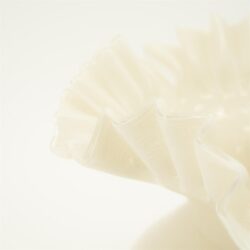 Elegante witte krachtige waxinelichthouder met wafelrand, gemaakt van hoogwaardig glas, perfect voor sfeervolle decoraties en als cadeau, onderdeel van de Mokana meubelcollectie.