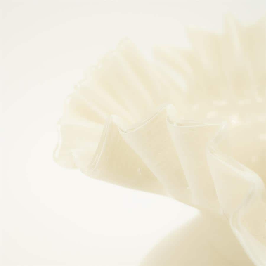 Elegante witte krachtige waxinelichthouder met wafelrand, gemaakt van hoogwaardig glas, perfect voor sfeervolle decoraties en als cadeau, onderdeel van de Mokana meubelcollectie.