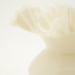 Schaal met pasta op een witte achtergrond | hoogwaardig handgemaakt serviesgoed van Mokana, perfect voor maaltijden en decoratie, duurzame Nederlandse keramiek | Geschikte afbeelding voor het promoten van Mokana keramiek en handgemaakt serviesgoed, stijlvol en functioneel keukenmateriaal | Deze foto toont een elegant handgemaakte keramische schaal met pasta, gemaakt door Mokana. Het benadrukt de kwaliteit en design van hun serviesgoed, ideaal voor zowel dagelijks gebruik als speciale gelegenheden. De minimalistische achtergrond legt de focus op het product, perfect voor SEO optimalisatie van Mokana meubels en keramiek. | relevant.