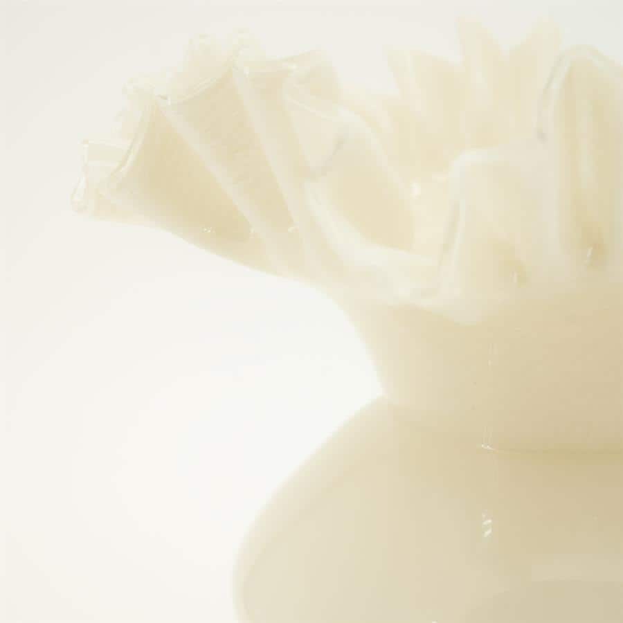 Schaal met pasta op een witte achtergrond | hoogwaardig handgemaakt serviesgoed van Mokana, perfect voor maaltijden en decoratie, duurzame Nederlandse keramiek | Geschikte afbeelding voor het promoten van Mokana keramiek en handgemaakt serviesgoed, stijlvol en functioneel keukenmateriaal | Deze foto toont een elegant handgemaakte keramische schaal met pasta, gemaakt door Mokana. Het benadrukt de kwaliteit en design van hun serviesgoed, ideaal voor zowel dagelijks gebruik als speciale gelegenheden. De minimalistische achtergrond legt de focus op het product, perfect voor SEO optimalisatie van Mokana meubels en keramiek. | relevant.