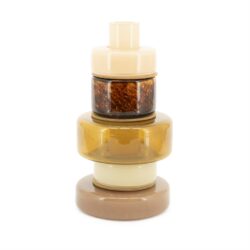 Aluminium en epoxy-gel design vazen in beige, bruin en crème in een artistieke stapel.