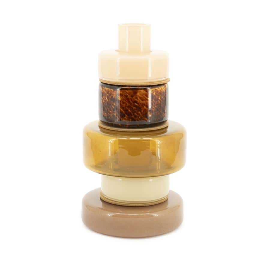 Aluminium en epoxy-gel design vazen in beige, bruin en crème in een artistieke stapel.