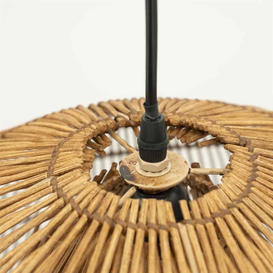 Vintage rieten lampenkap met E27 fitting voor plantenlampen, vervaardigd uit natuurlijk materiaal, ideaal voor sfeervolle interieurverlichting en botanische decoratie.