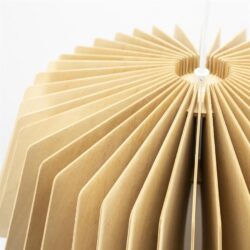 Lichtgewicht houten hanglamp met ronde lampenkap voor sfeervol interieur.