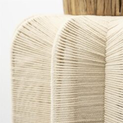 Elegante beige stoffen stoel met ribbelstructuur, serene en comfortabele uitstraling.