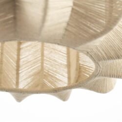 Unieke houten en stoffen lamp met gedetailleerde textuur en warme uitstraling, perfect voor modern interieur en sfeervolle verlichting.