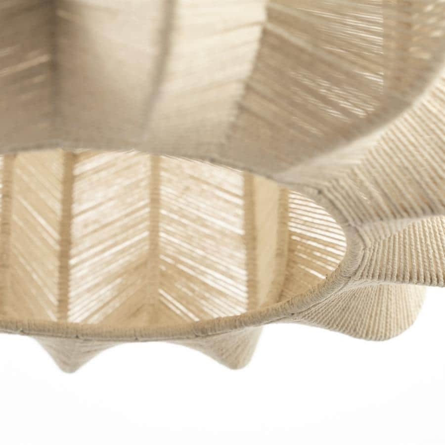 Unieke houten en stoffen lamp met gedetailleerde textuur en warme uitstraling, perfect voor modern interieur en sfeervolle verlichting.