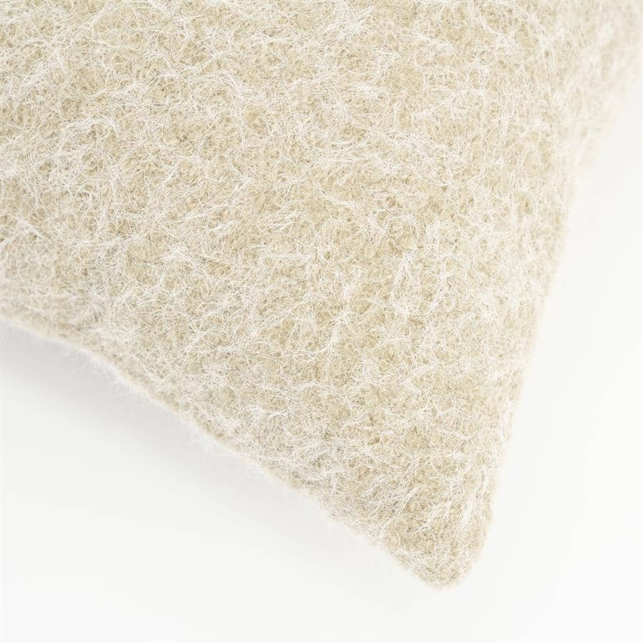 Zacht beige wollen kussen, zachte textuur, comfortabel en modern design, perfect voor meubels en woondecoratie.