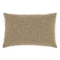 Knuffelwoordenkussen van Mokana Meubelen, geschikt als decoratie of voor comfort in huis, gemaakt van duurzaam en zacht materiaal in een natuurlijke beige kleur.