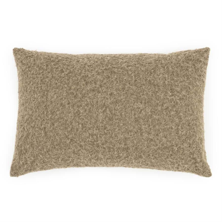 Knuffelwoordenkussen van Mokana Meubelen, geschikt als decoratie of voor comfort in huis, gemaakt van duurzaam en zacht materiaal in een natuurlijke beige kleur.