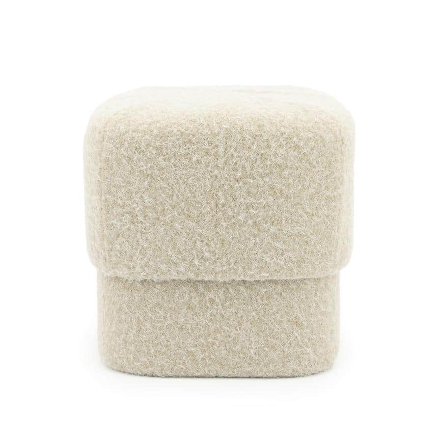 Zachte witte wollen voetenbank met kussenvorm, ideaal voor een comfortabele zithoek in huis, van Mokana Meubelen.